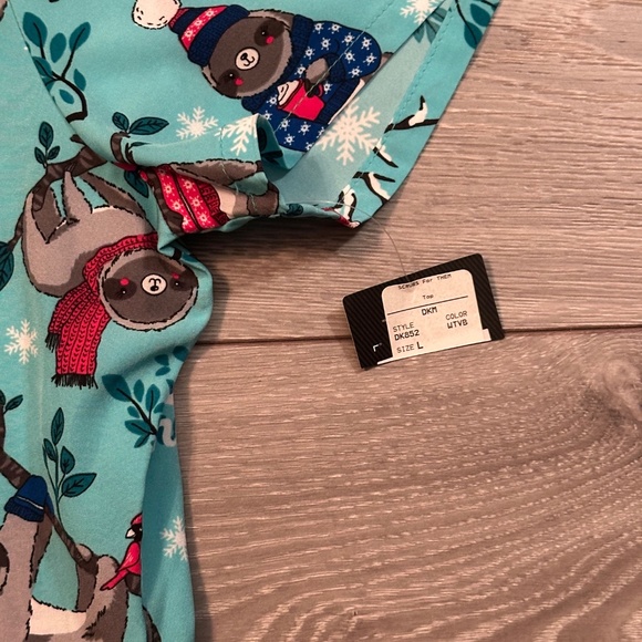 NWT Dickies Scrubs Winter Vibes Top - Picture 3 of 4